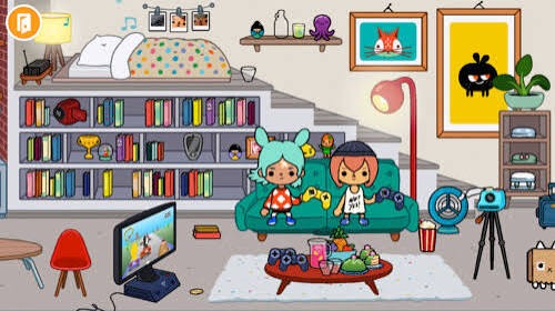 Гостиная в Toca Boca World: два персонажа с геймпадами на диване перед телевизором